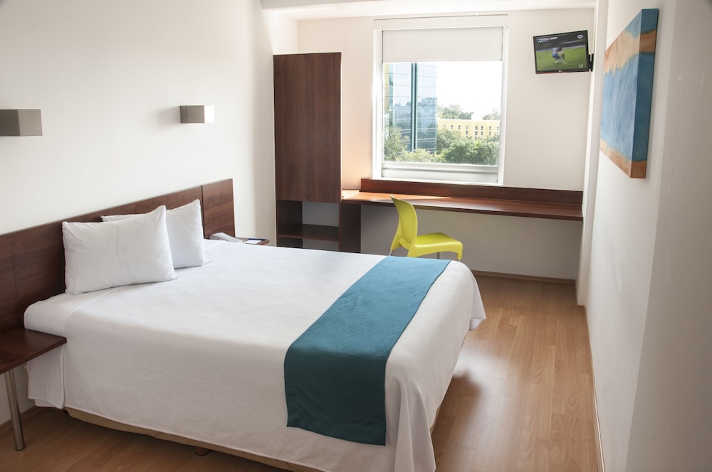 Superior Room (1 Queen, 1 Twin)