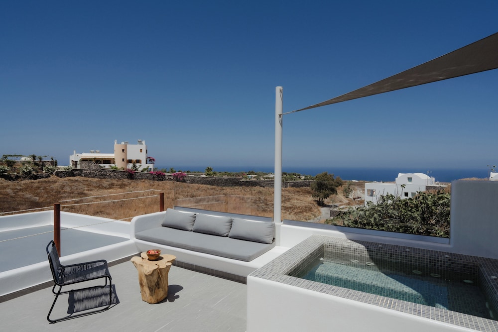 Deluxe Suite with Hot Tub and Sea View - Photo 2