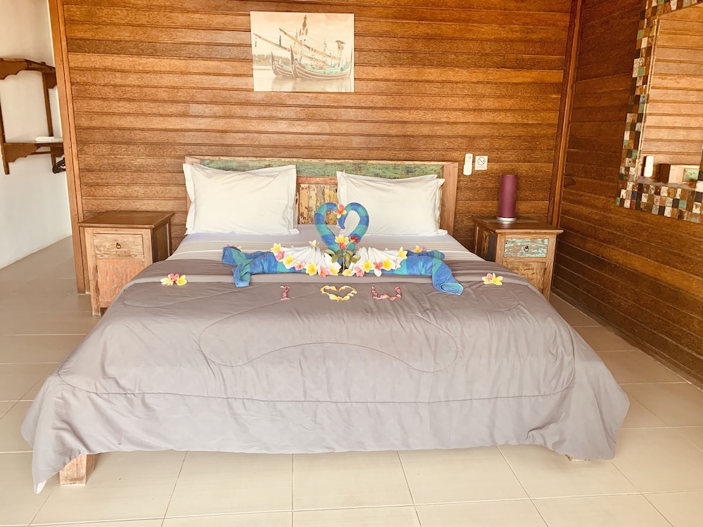 Deluxe Bungalow, 1 King Bed, Partial Ocean View