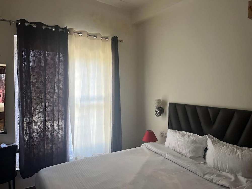 Deluxe Room, 1 Double Bed, Private Bathroom, Hill View photo 3
