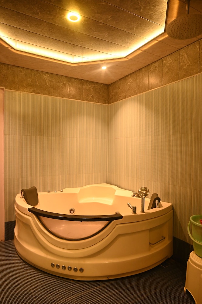 Honeymoon Suite photo 2
