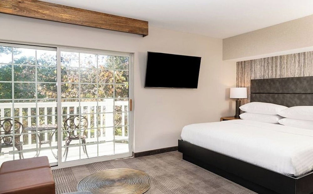 Deluxe Room, 1 King Bed, Courtyard View - Photo 2