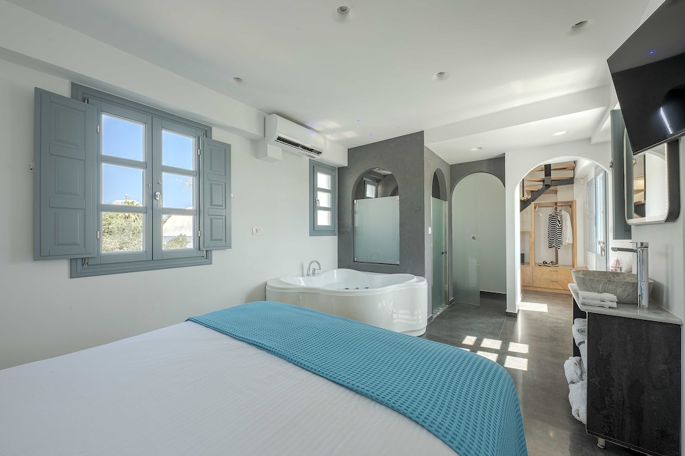 Queen Suite with Spa Bath