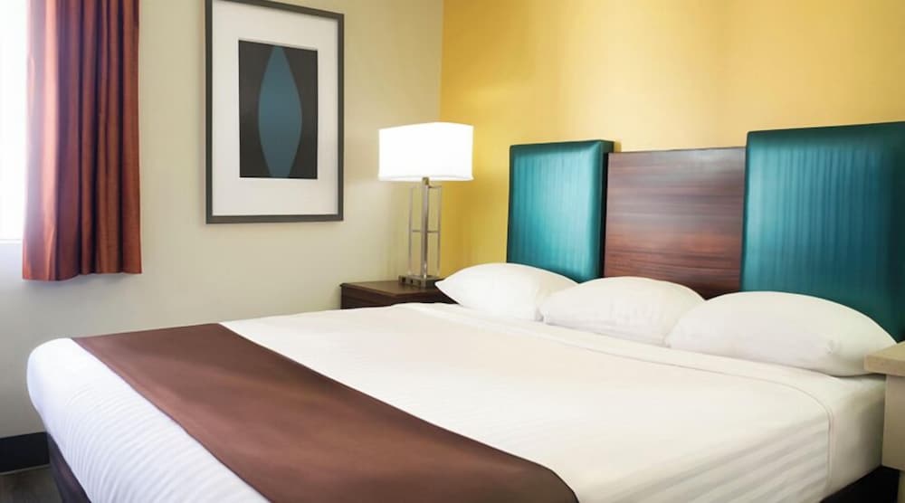 Deluxe Suite, 1 King Bed - Photo 1