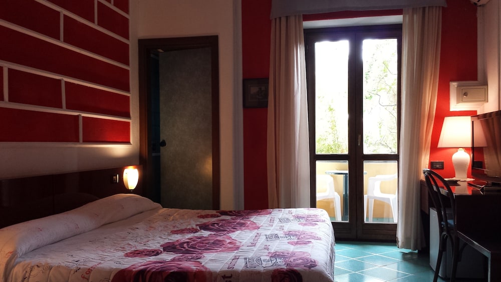 Classic Double or Twin Room, Balcony - Photo 4