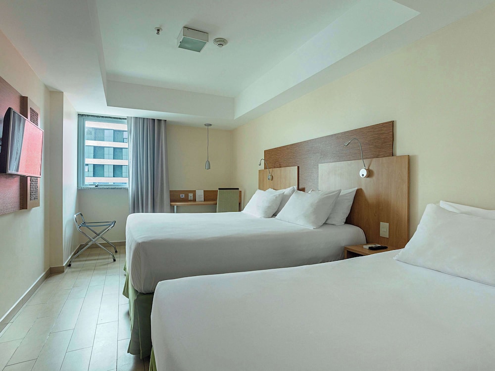 Standard Room, Multiple Beds - Photo 1