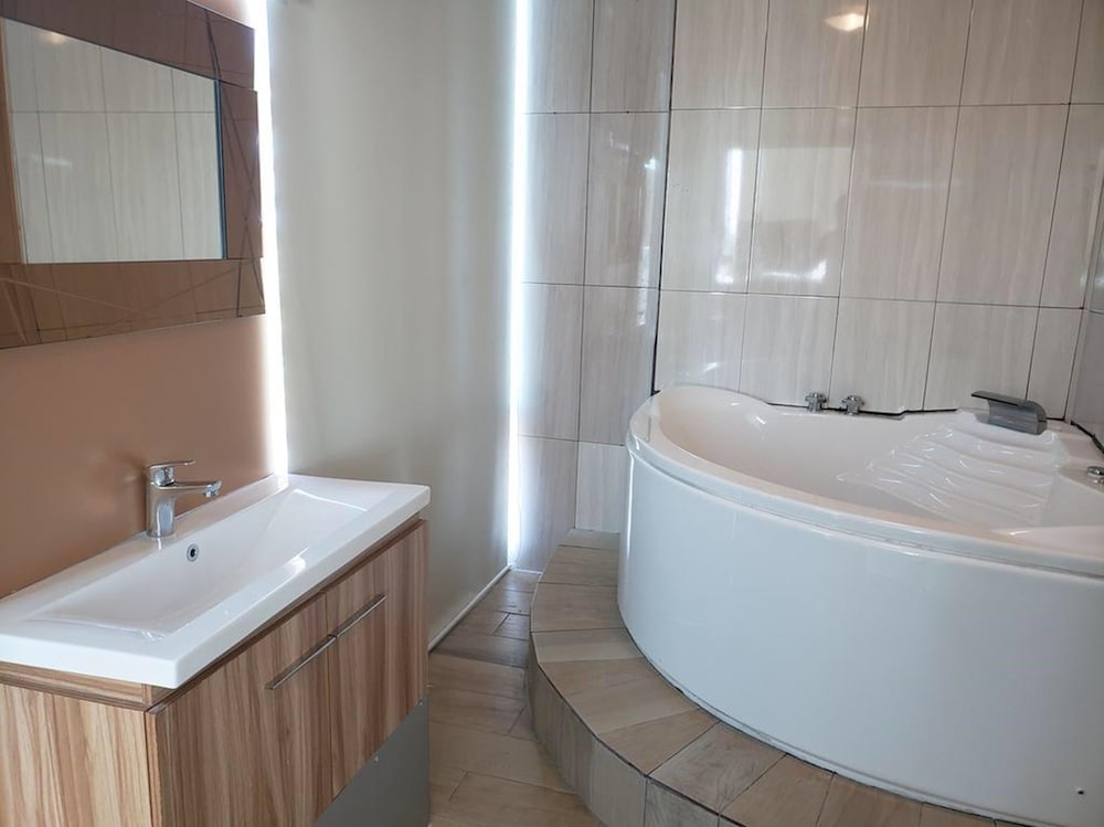 Luxury Double Room, 1 King Bed, Jetted Tub (Jacuzzi) photo 3