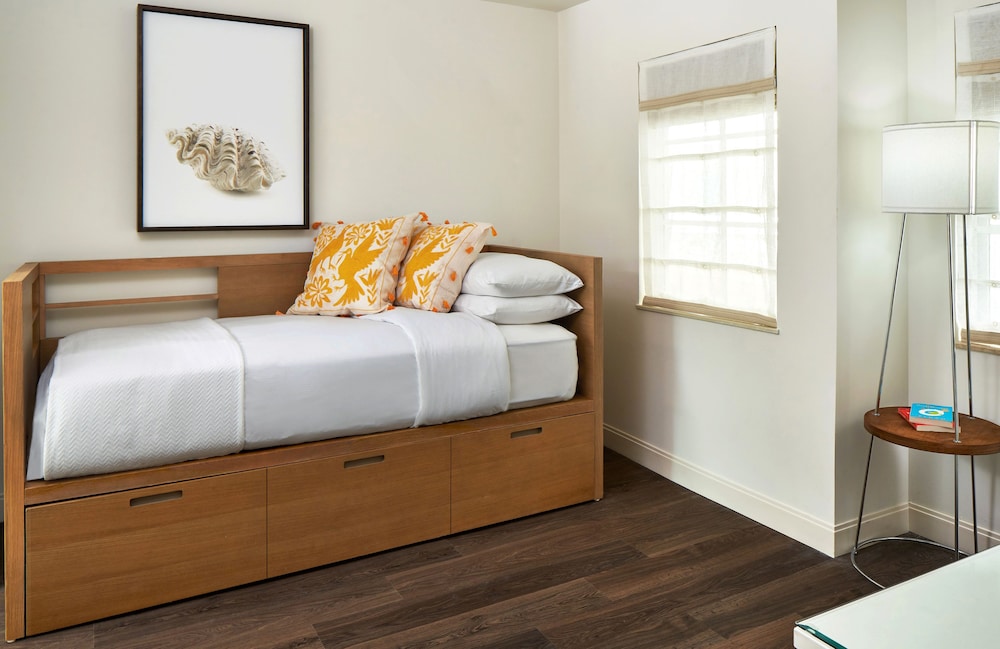 Deluxe Suite (baker's Cay)