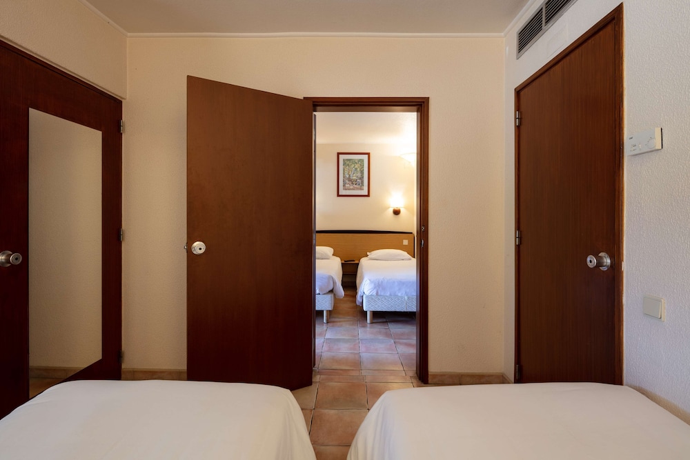 Standard Room, 2 Twin Beds (1 Junior Bed up to 10 years) - Photo 7