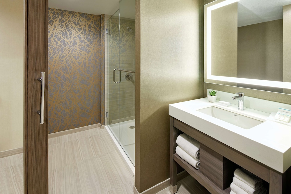 Suite, 1 Bedroom, Balcony - Photo 5