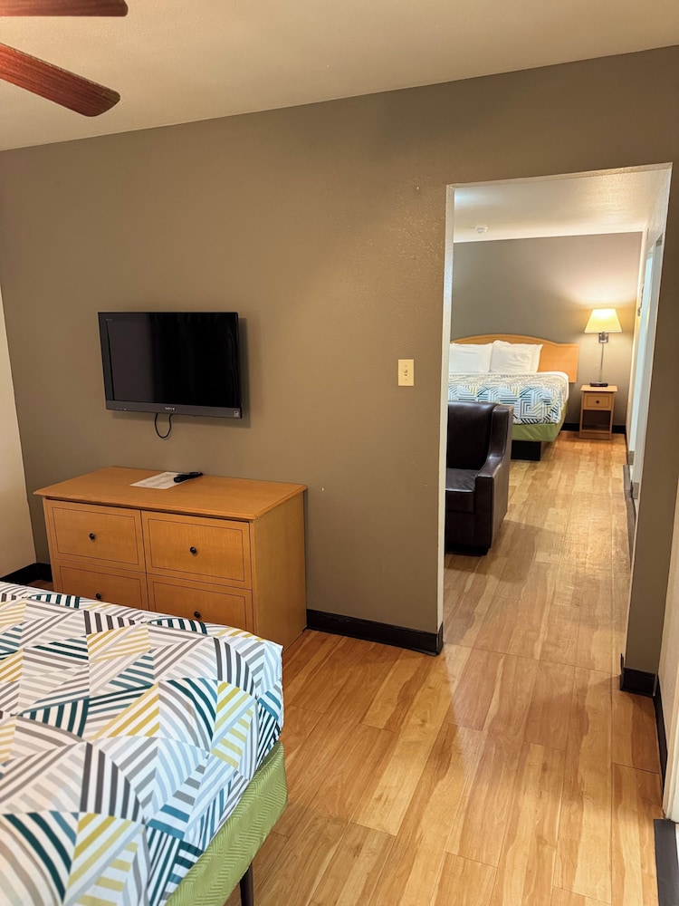 Suite, Multiple Beds, Roll-in Shower, Non Smoking photo 1