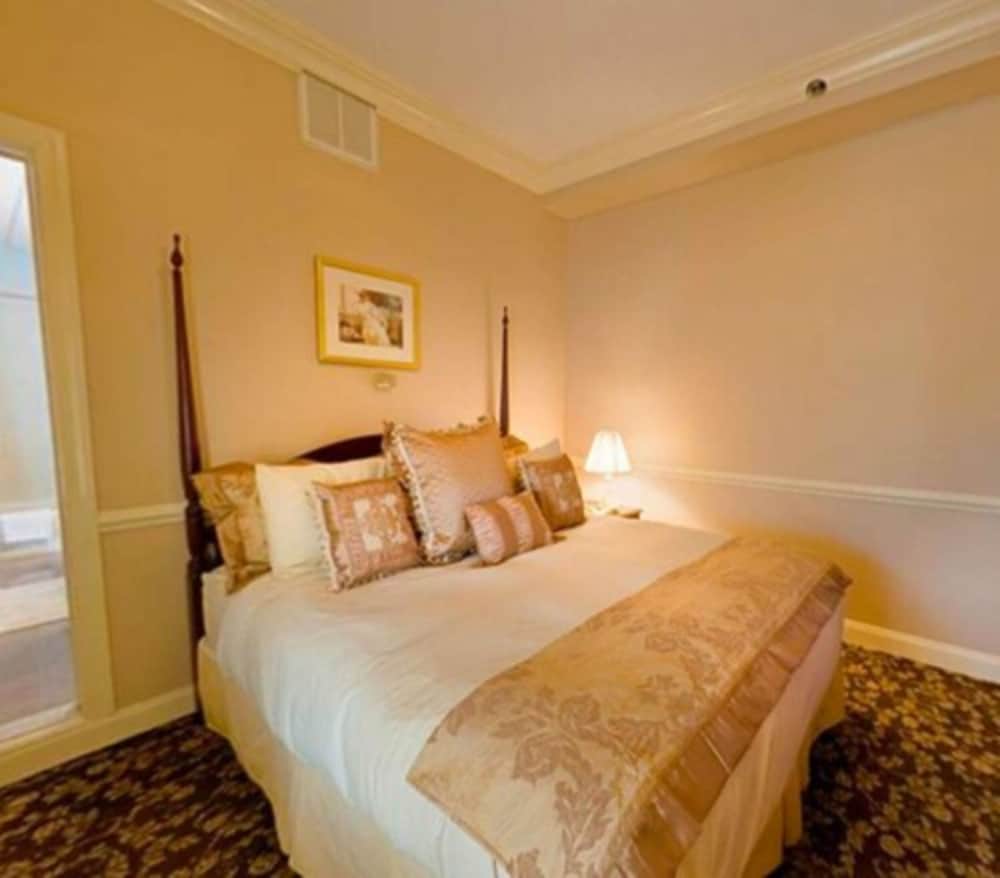 Basic Room, 1 Queen Bed photo 3