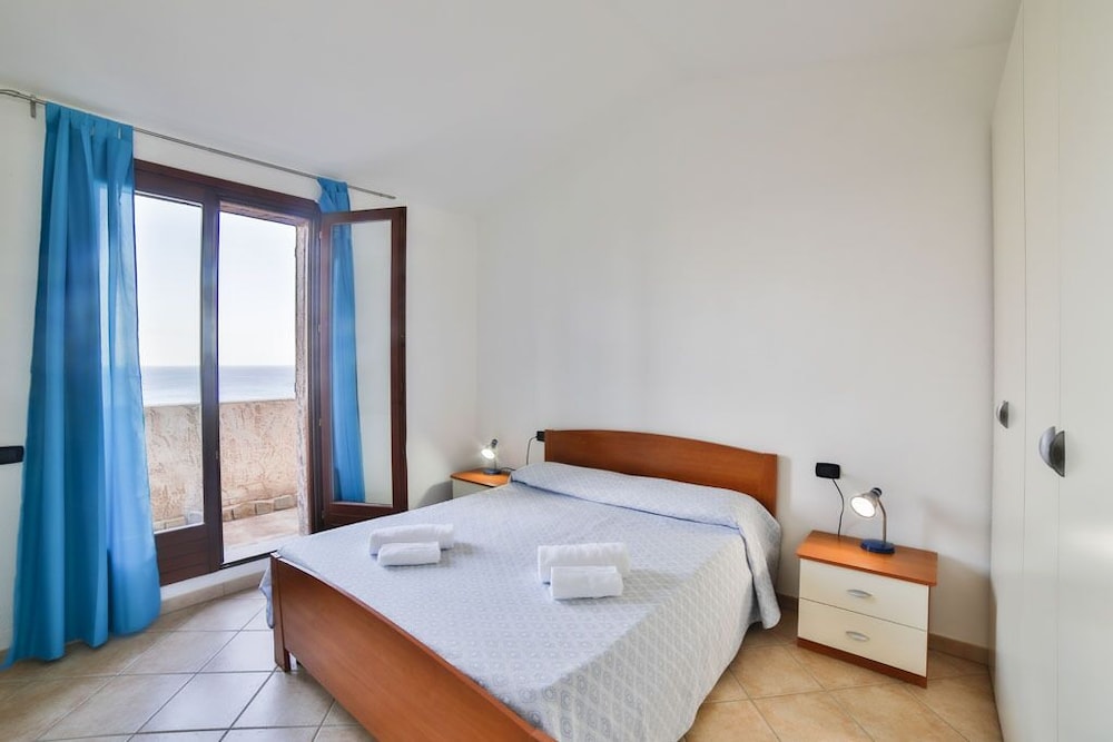 Basic Condo, Sea View