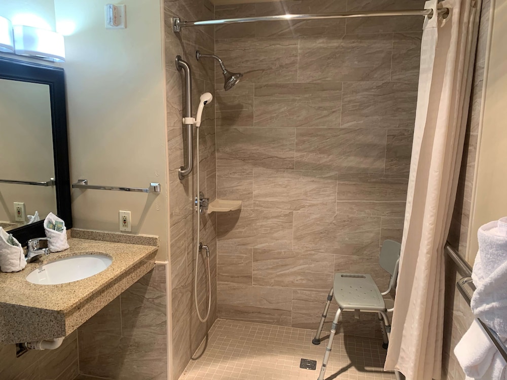 Standard Room, 2 Queen Beds, Accessible, Bathtub