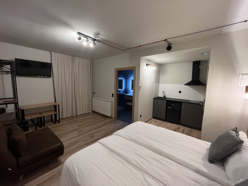 Double Studio with kitchen -1 double bed+1 bed photo 3