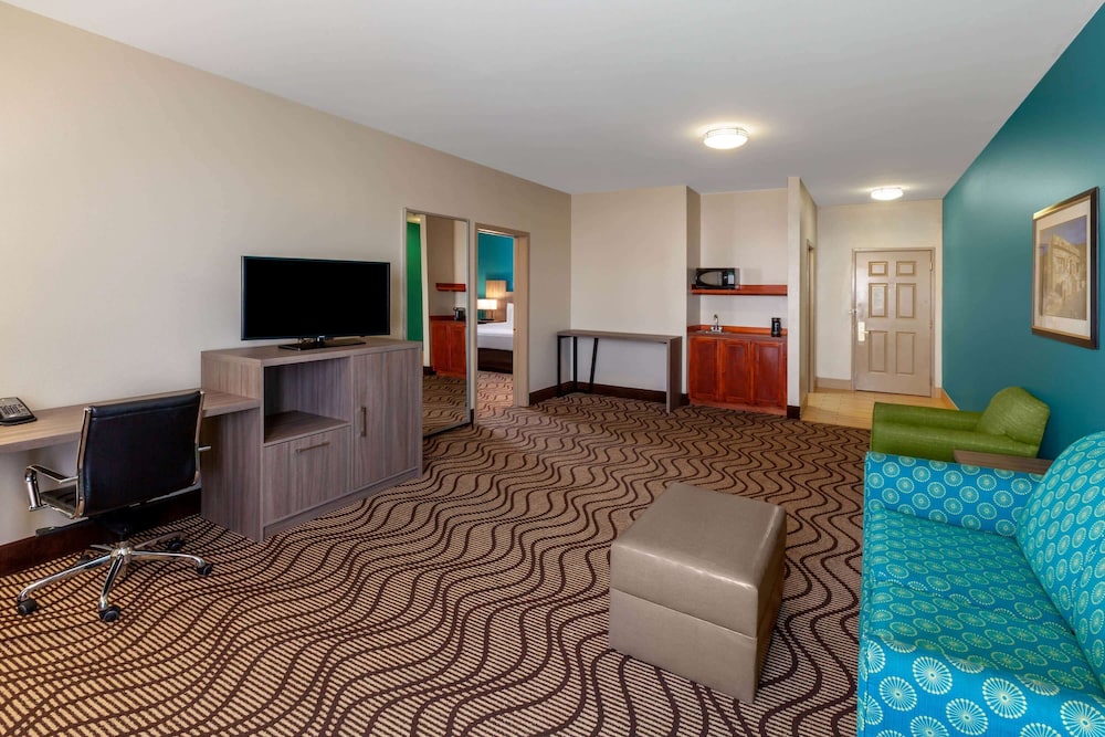 Suite, 1 Queen Bed, Accessible, Non Smoking (Mobility/Hearing Impaired Accessible) photo 3