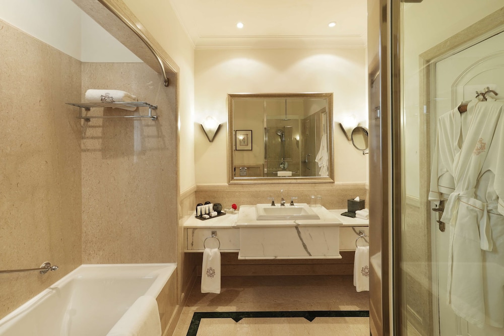 Twin Room (Heritage) - Photo 12