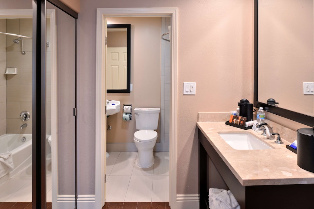 Suite, 2 Queen Beds, Non Smoking, Refrigerator & Microwave (Larger Room) - Photo 5