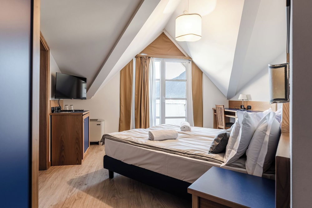 Classic Double or Twin Room, Mountain View photo 2
