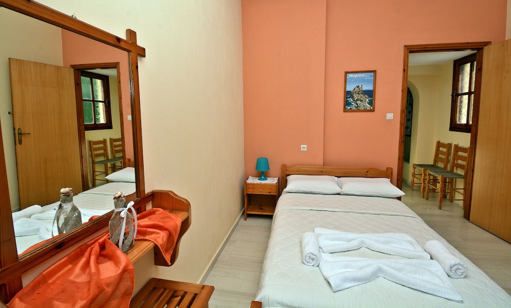 Family Apartment, 2 Bedrooms, Partial Sea View photo 3
