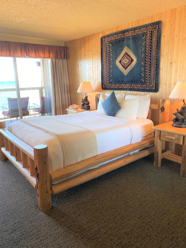 Standard Room, 1 Queen Bed, Lake View (Balcony or Patio) - Photo 1