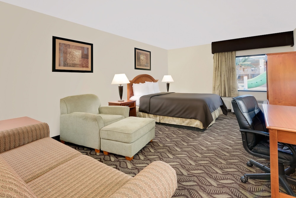 Standard Room, 1 Queen Bed with Sofa bed, Pool View photo 2