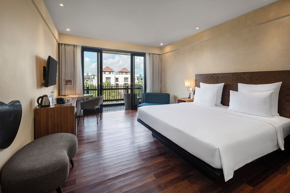 Deluxe Room, 1 King Bed, Garden View (Premium) - Photo 2