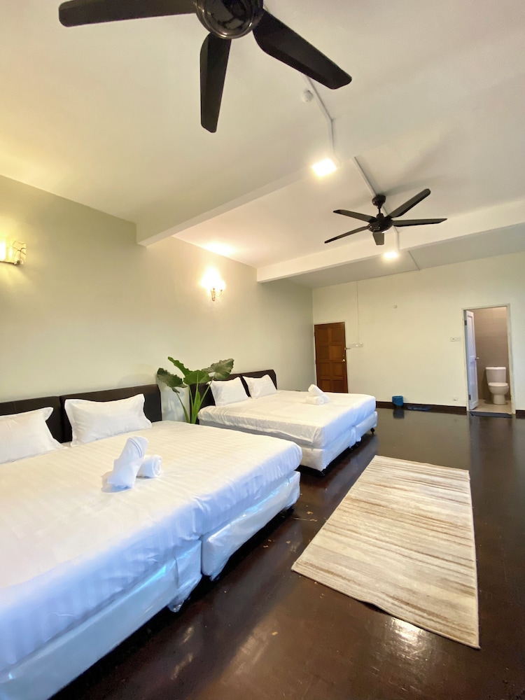 Deluxe Quadruple Room, 2 Queen Beds