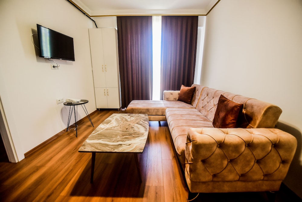 Family Suite, 1 Bedroom, Non Smoking, Garden Area photo 3