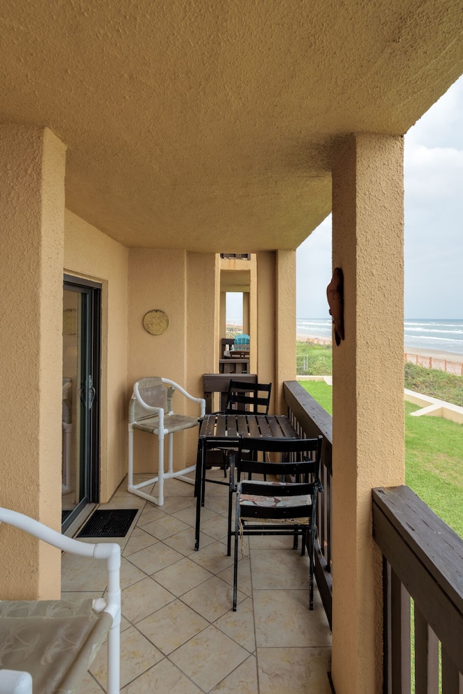 Deluxe Condo, 1 King Bed with Sofa bed, Ocean View, Beachfront, photo 6