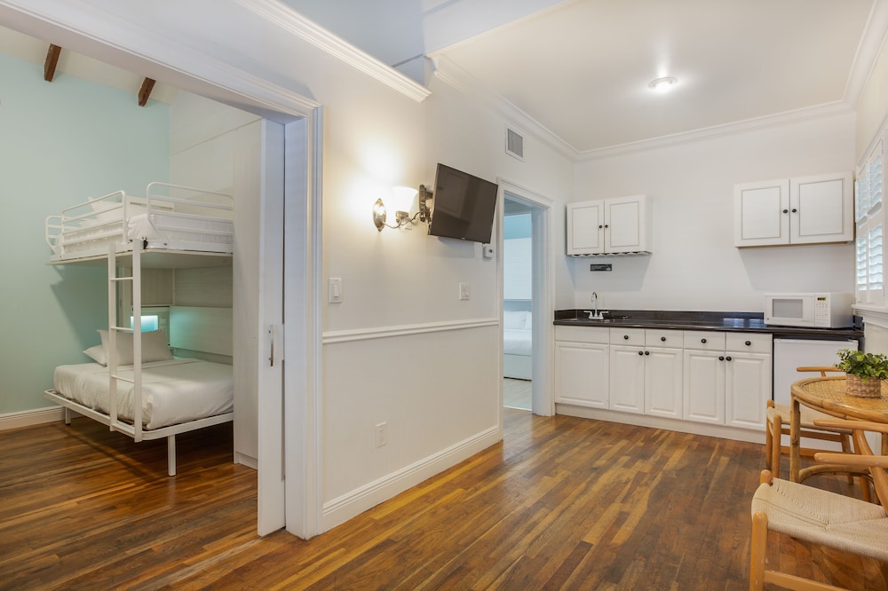 NYAH Private Owner's Suite 1 King and 4 Single Beds photo 3