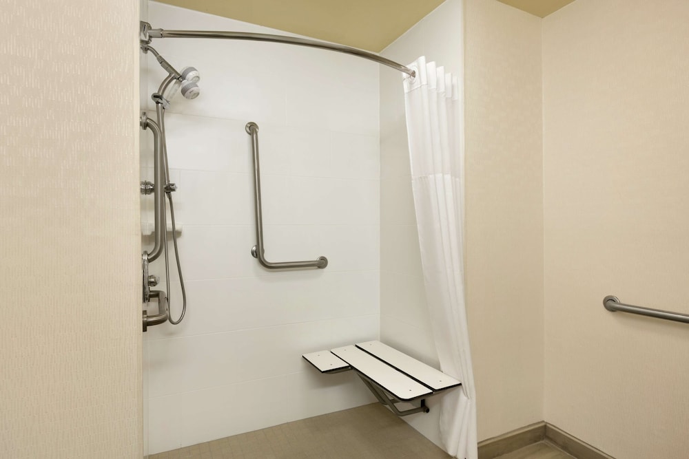 Room, 2 Queen Beds, Accessible, Non Smoking - Photo 6