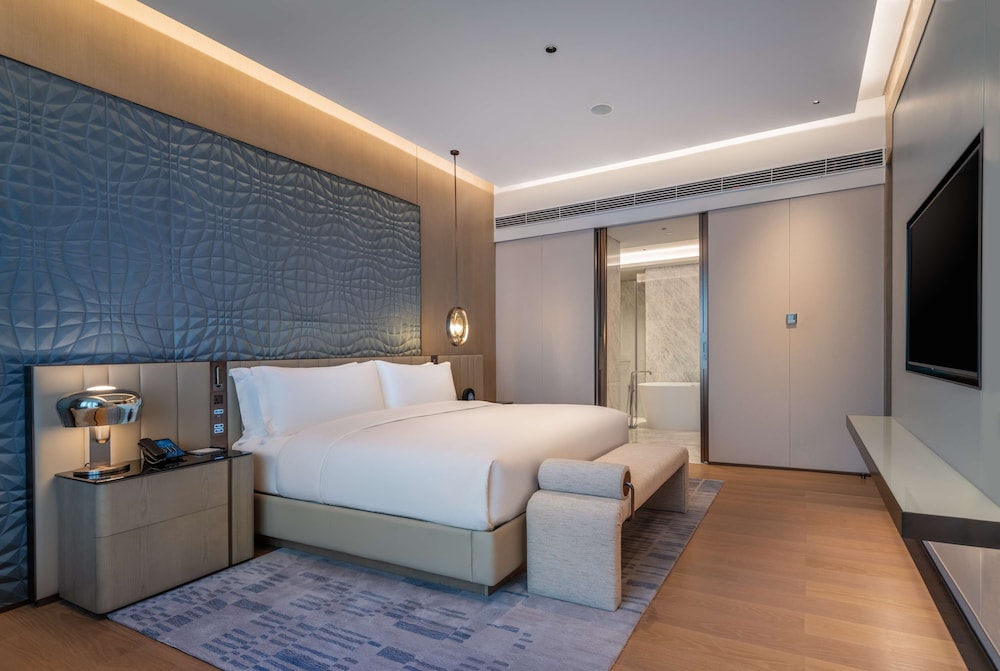 Deluxe Suite, 1 King Bed - Photo 2