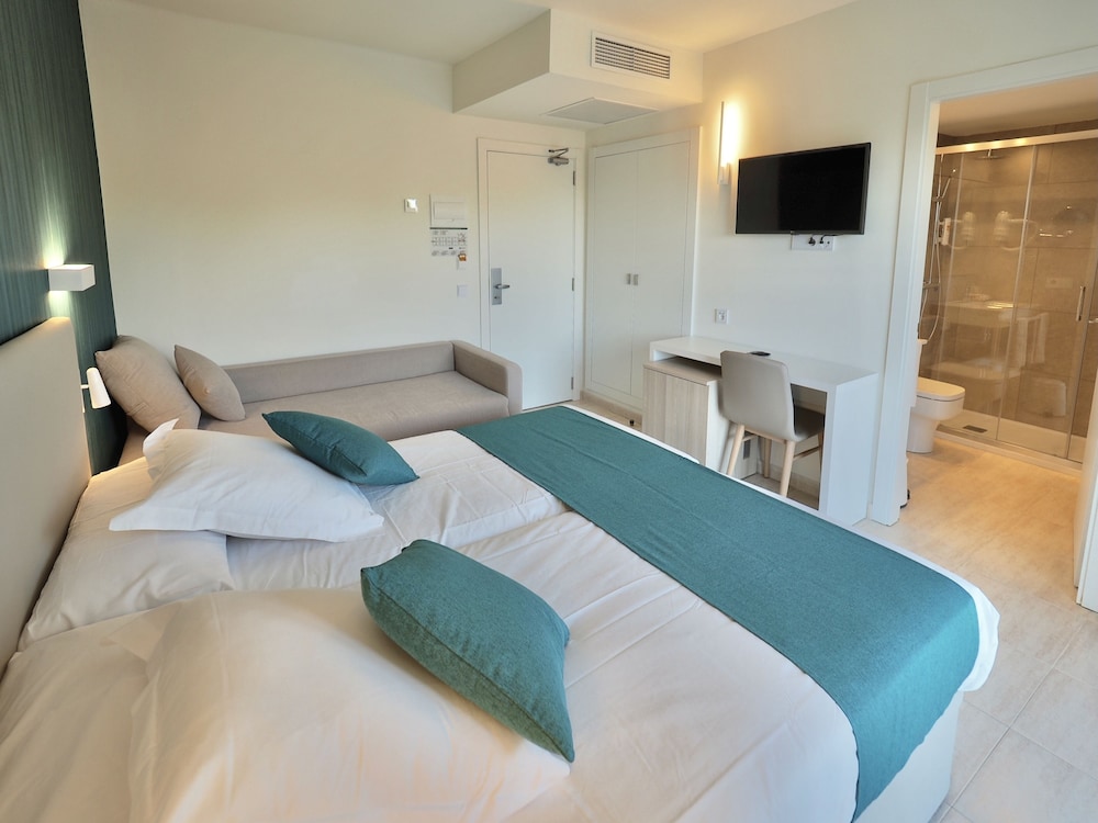 Double Room, Balcony, Pool View (2 adults + 1 child) photo 3
