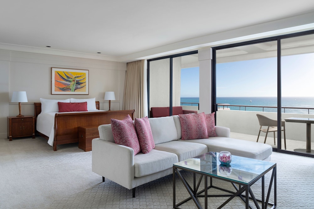 Prestige Oceanfront Suite, 1 Bedroom, 1 King + Sofa bed thumbnail 6