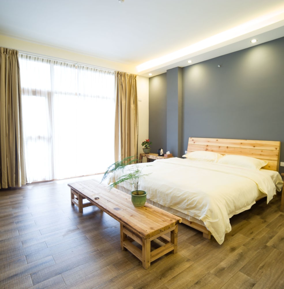 Deluxe Family Room With Mountain View photo 1
