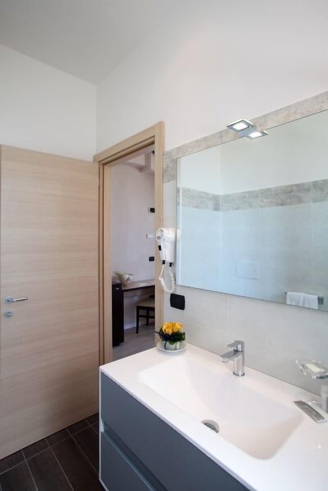 Double or Twin Room, Partial Sea View photo 2