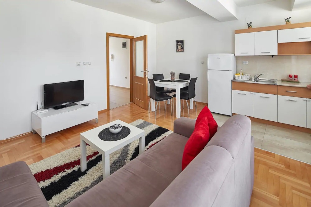Deluxe Apartment, 1 King Bed with Sofa bed, City View photo 1