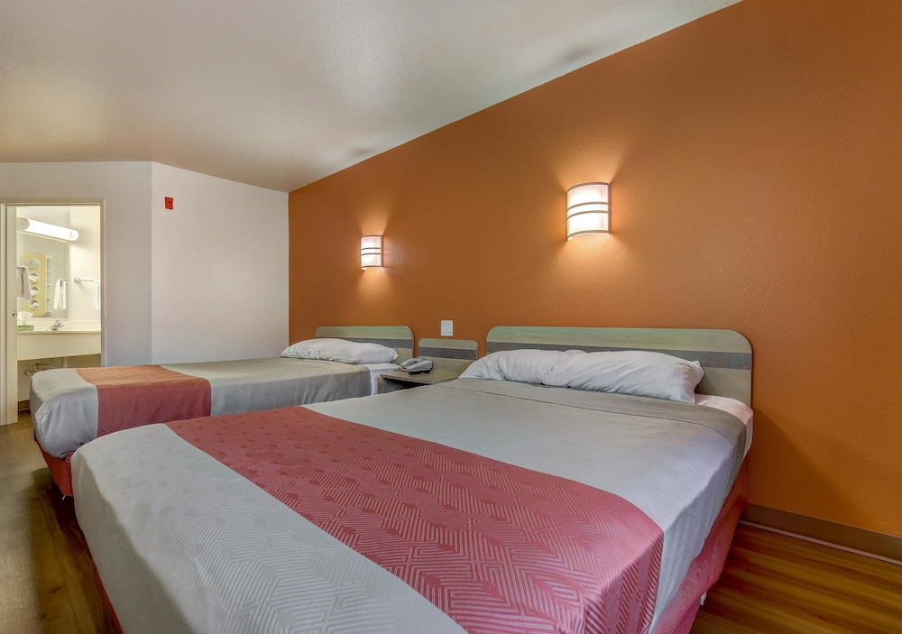 Standard Room, 2 Queen Beds, Non Smoking photo 2