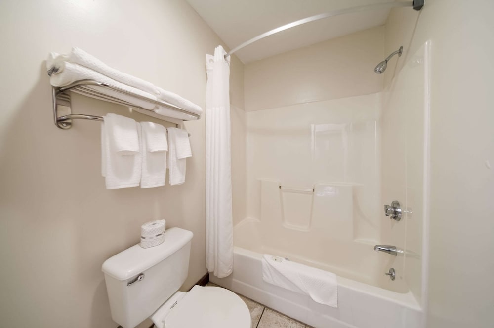 Standard Room, 2 Queen Beds, Non Smoking - Photo 6