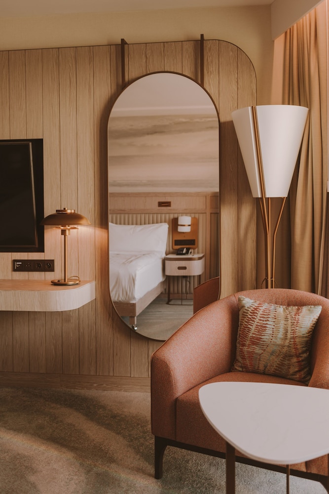 Room, 1 King Bed, Balcony - Photo 2