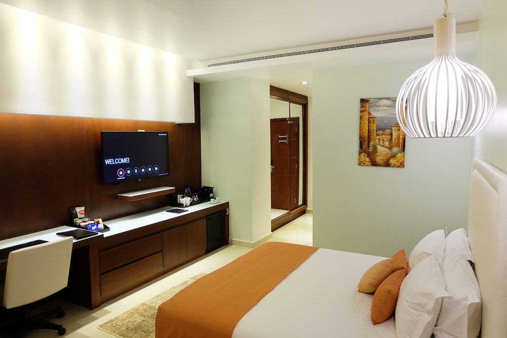 Standard Room, 1 King Bed, Pool Access