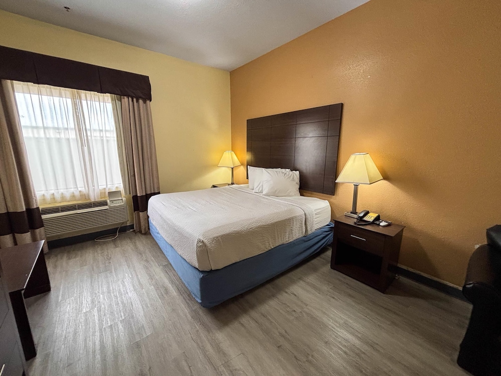 Suite, 1 King Bed, Non Smoking, Hot Tub (Refrigerator & Microwave) - Photo 3