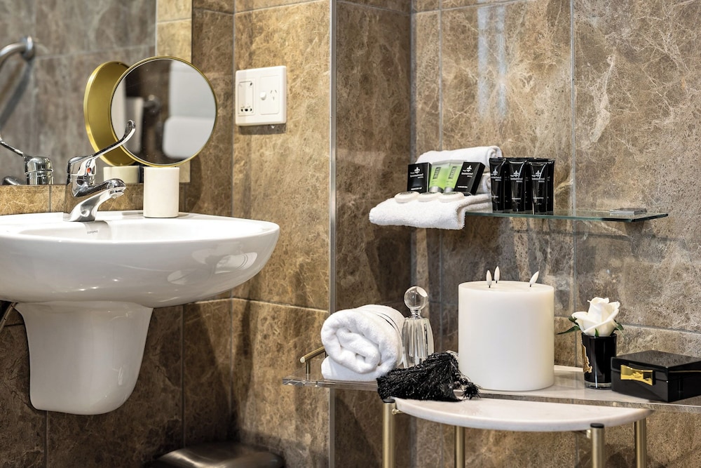 Deluxe King Suite photo 2