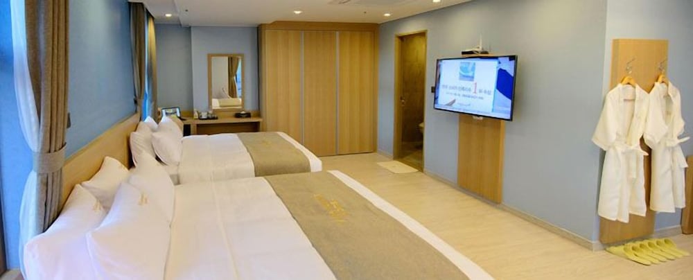 Deluxe Family Room, Ocean View - extra person fee pay upon arrival photo 2