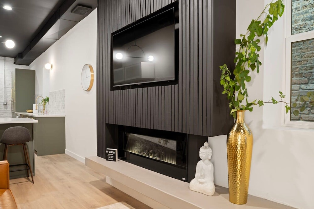 Chic 4-bedroom Haven Designer s Dream Home, Photo 33