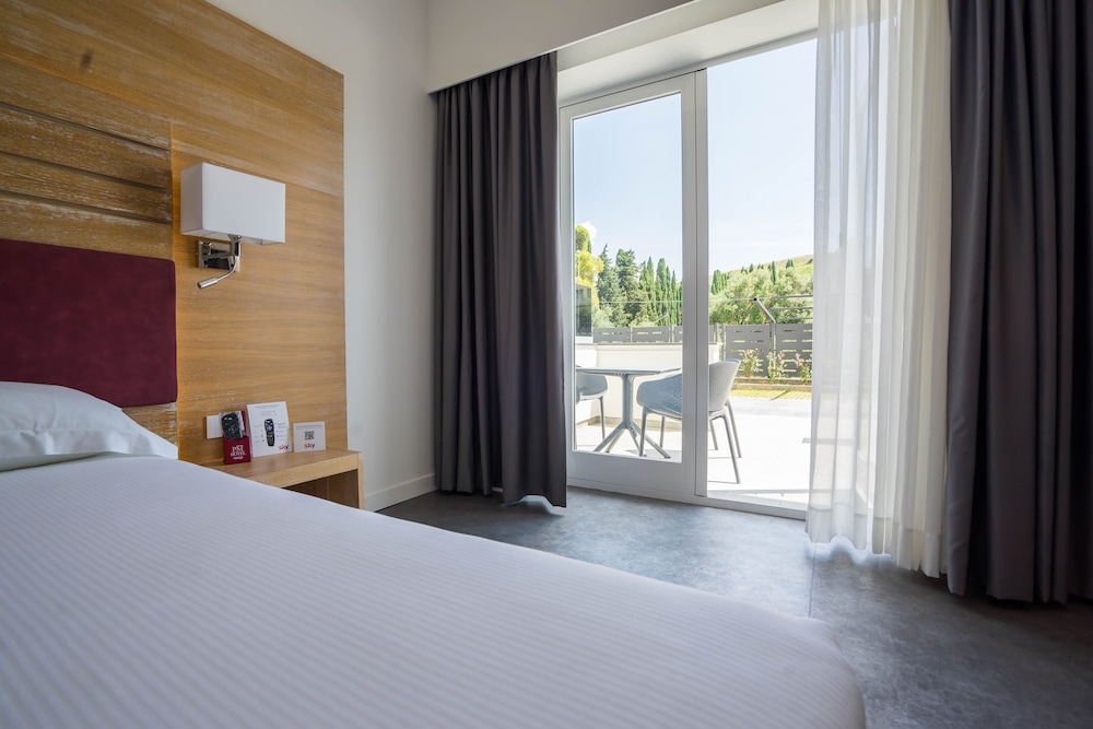 Deluxe Double or Twin Room - Photo 6