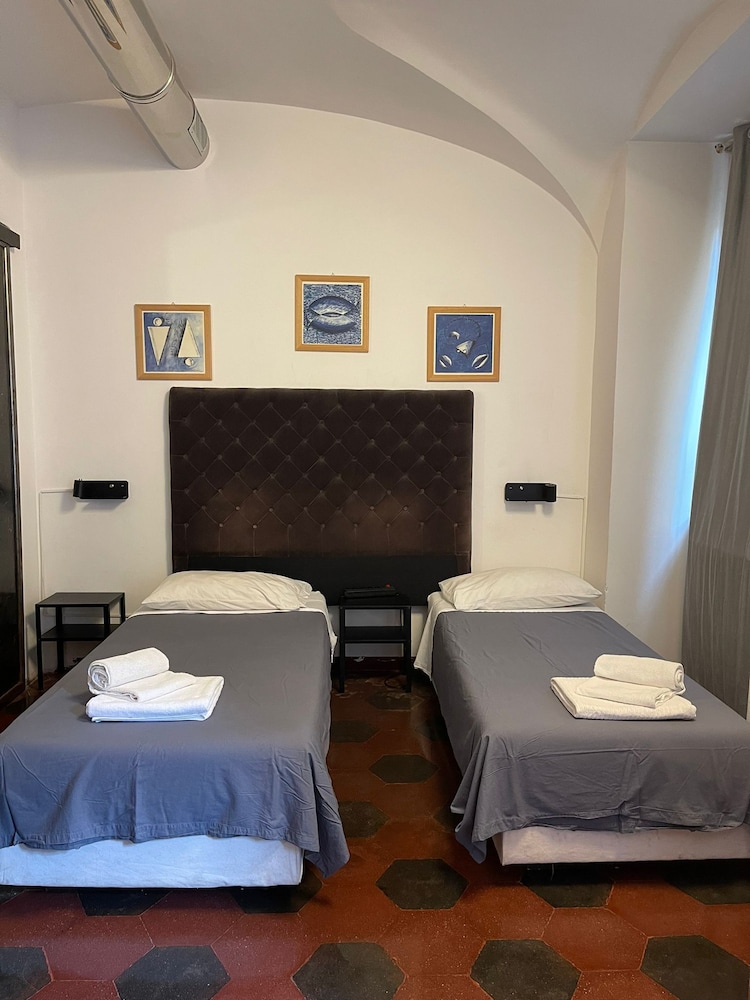 Shared Dormitory, Women only