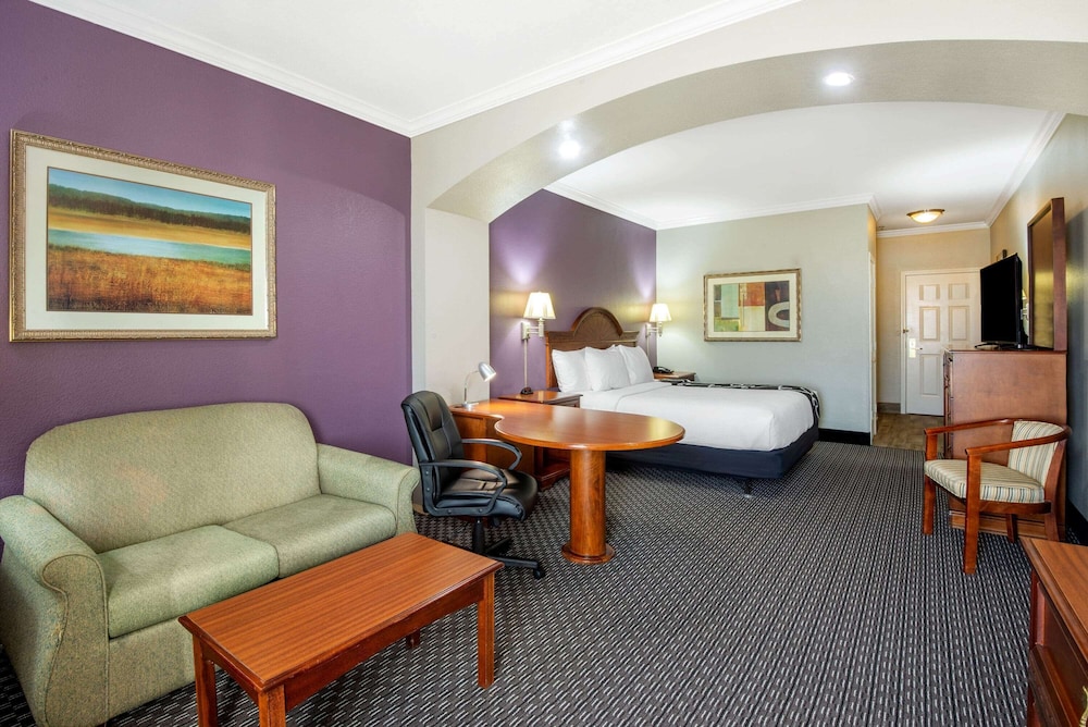 Deluxe Room, 1 King Bed, Accessible, Non Smoking (Mobility Hearing Impaired)