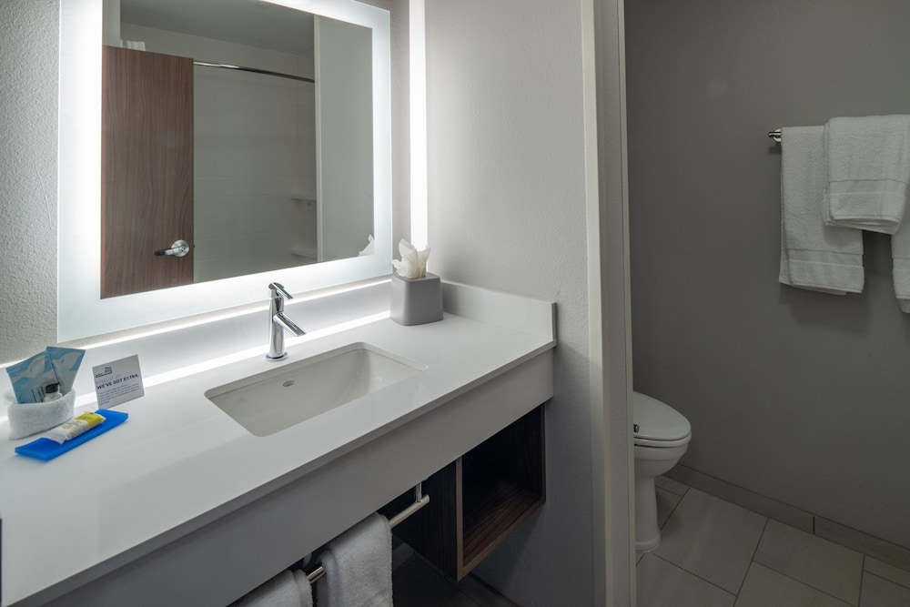 Suite, 1 King Bed - Photo 2